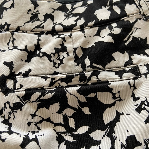 Croft & Barrow Floral Print Capris Black and White Pockets Size 12 - Picture 8 of 11